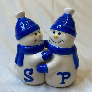 Snowman salt & pepper shakers.